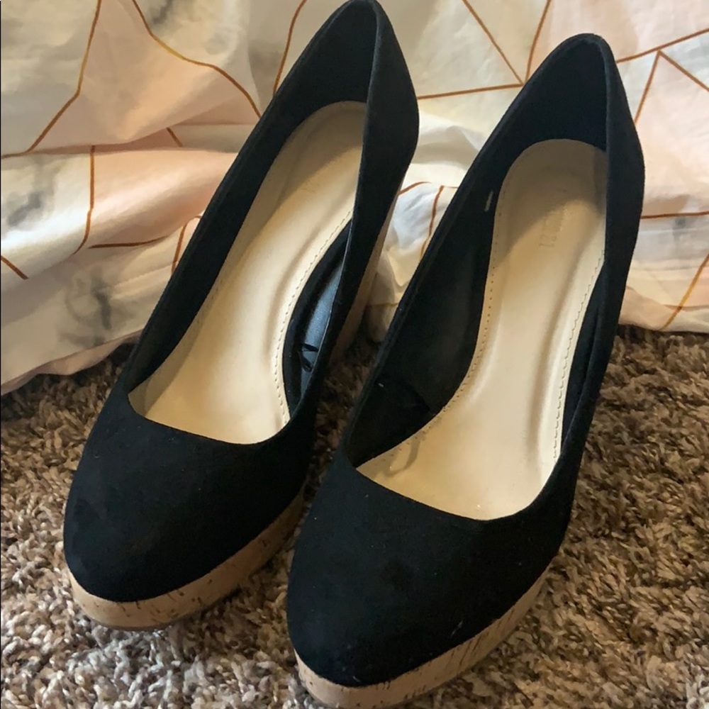 Black wedges